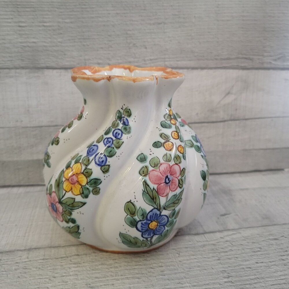 Hand-Painted Daruta Italian Ceramic Floral Vase With Scalloped Rim & Vibrant Flo